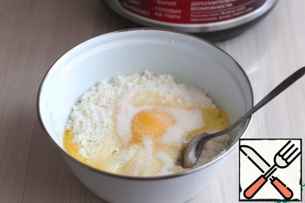 Add eggs (2 PCs.), sugar (2 tablespoons), starch (30 gr.) to the mashed cottage cheese. Mix the Mixture.