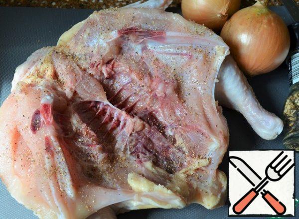 The time is indicated without marinating.
Wash the chicken, dry it, and cut it into pieces.
season with salt and pepper. Put in a mold to fit.