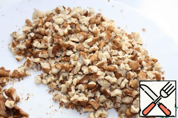 Dry the nuts in a pan until fragrant and chop.
