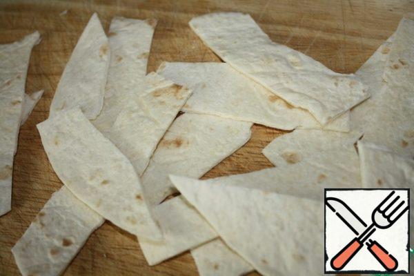 Cut the pita bread into squares or strips.
Melt the butter and grease the baking dish.
My shape is about 20-25 cm in diameter.