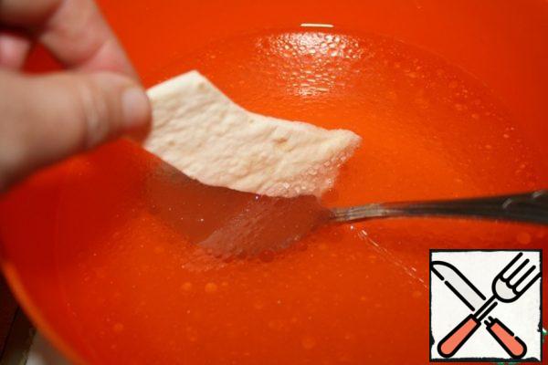 Pour the hot broth into a bowl.
Dip each piece of pita bread and spread in a single layer in the form.
If the pita bread is thin, then spread it not in one layer but folded in half.