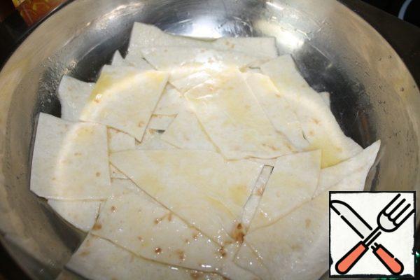Lubricate with butter.
Leave a little butter, about a teaspoon, the oil is already melted. You'll need it for the finishing touch.