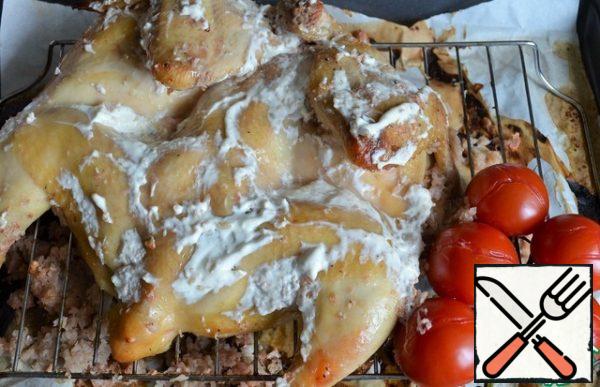 Remove the onion spread from the chicken and smear with sour cream. Bake at 150-160 degrees until light juice when piercing the thickest part of the chicken.
If possible, bake a sprig of cherry.
