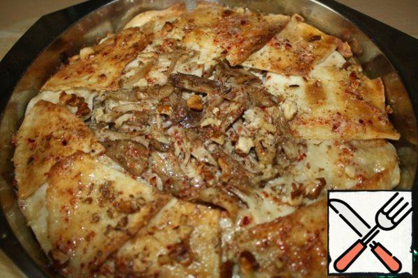 The melted butter is again heated in a pan and add red pepper to taste.
Pour pepper oil over our dish.
Serve hot.
Bon Appetit!