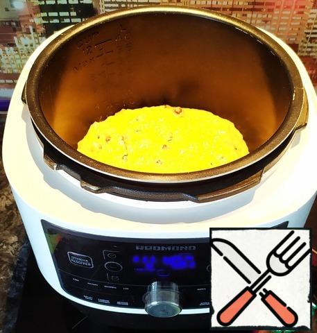 Level it out. Close the cover. Leave the valve open. To install the program "BAKING". Cooking time is 50 minutes. Click the "START" button. Leave the finished cake in a pressure cooker for 5 minutes.