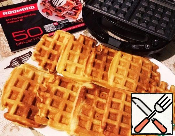 Bake all the waffles... do not worry, if the wafers are not whole, it does not interfere with the Assembly! Waffles are soft and tender! There are 8-9 wafers.