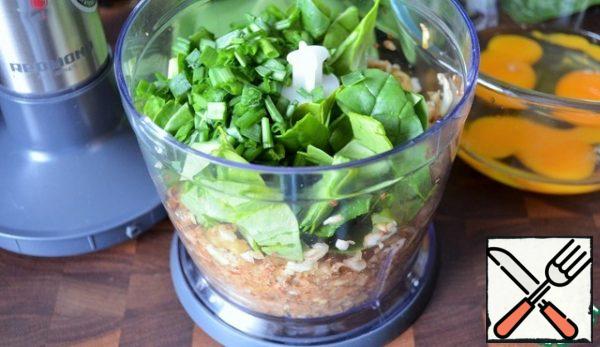 Cut the spinach and green onion feathers, add to the bowl, and chop until smooth. Just a couple of clicks.