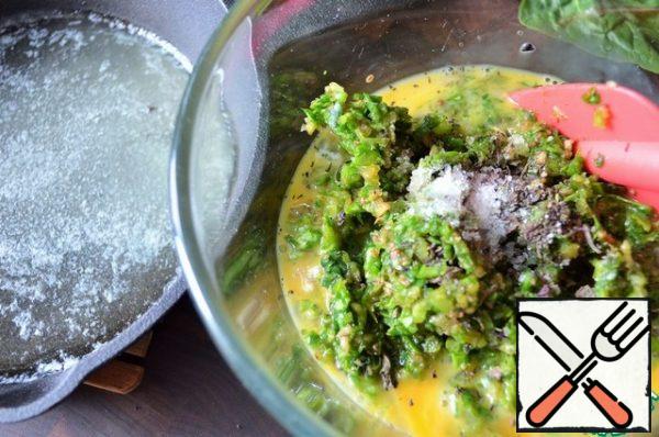 Mix egg mass with eggplant and spinach, add dried Basil and salt. In a frying pan, heat the oil, as you can see, the oil is not enough.