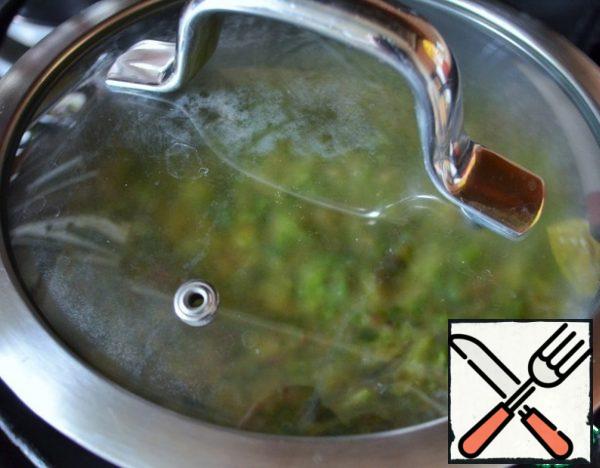 Put the mass in the pan, let it boil, cover with a lid. Reduce the heat to medium and bake for 5-8 minutes.