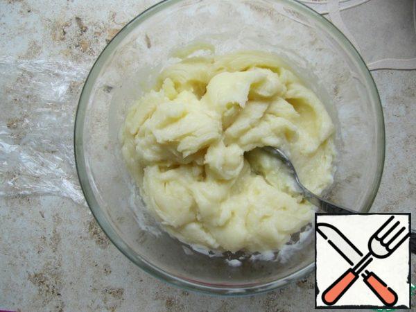 To prepare the custard, mix the egg, sugar, vanilla sugar and starch (flour or in half). Gradually pour in the milk (if desired - cream), stir until smooth. On low heat, brew the cream until it thickens, then boil for a couple of minutes, so that the flour is well cooked and not felt in the finished cream. Pour the cream into a bowl and cover with cling film in contact with the cream, so that it does not form condensation, cool to warm. I recommend that you weigh the finished cream to determine the amount that we will put in the bagel.
