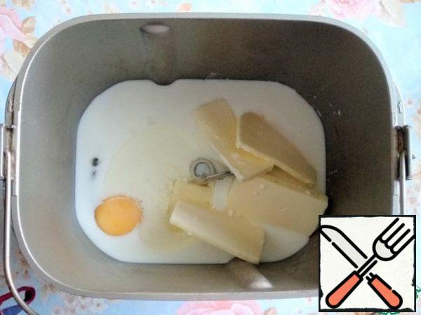 I make the dough in a bread maker. Put the egg, sugar, salt, milk, softened butter and vegetable oil in the bread maker bucket.