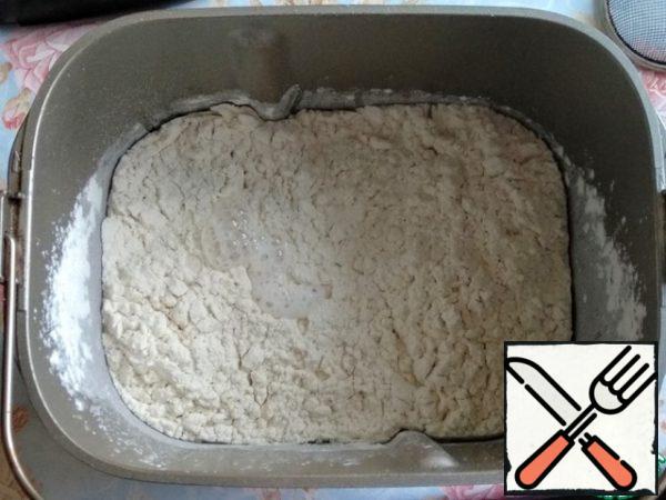 Sift the flour, add the slaked soda.