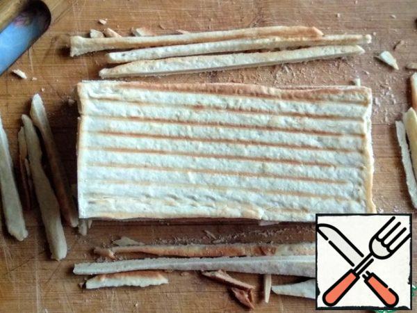 Ready-made cakes put in a stack, trim the edges to make a smooth rectangle.