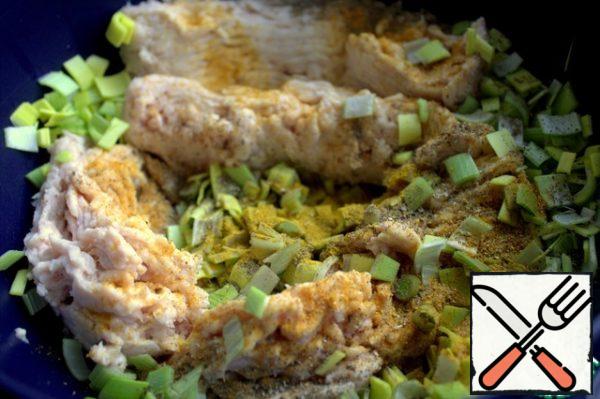 Add the onion and spices to the minced chicken.