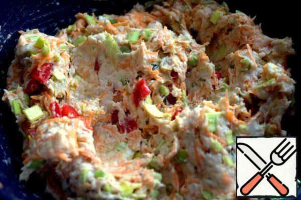 Add grated carrots and chopped paprika, you can freeze. Stir.