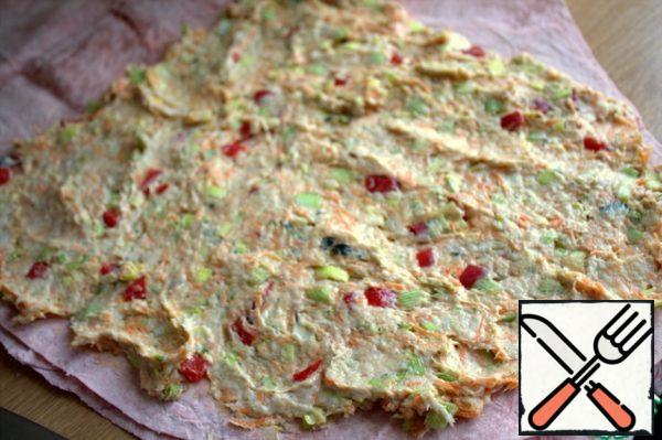 Spread the pita bread and spread the filling not up to the top edge. On the side, I cut the pita bread a little for the bottom.