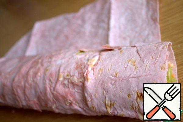 Roll up 2 rolls of 2 pita bread.