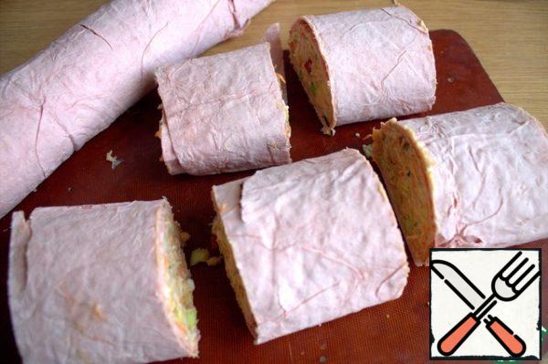 Cut into identical pieces. Here you need to think carefully about how high you want the pie. This learned high and baked for a long time, but you can make it lower in a wider form.