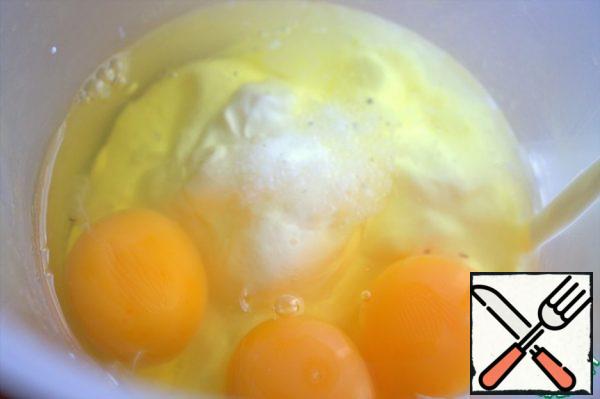 For filling, beat the eggs with sour cream and salt.