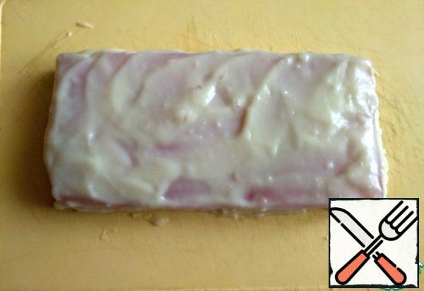 Spread the cream over the jelly, too. The cream should be cold so that the jelly does not melt. Next, sprinkle the collected cake with crumbs from the scraps. Put it in the refrigerator at least overnight.