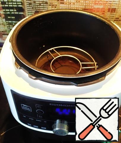 In the bowl of a slow-cooker-pressure cooker, pour water, put a stand for the steaming bowl.