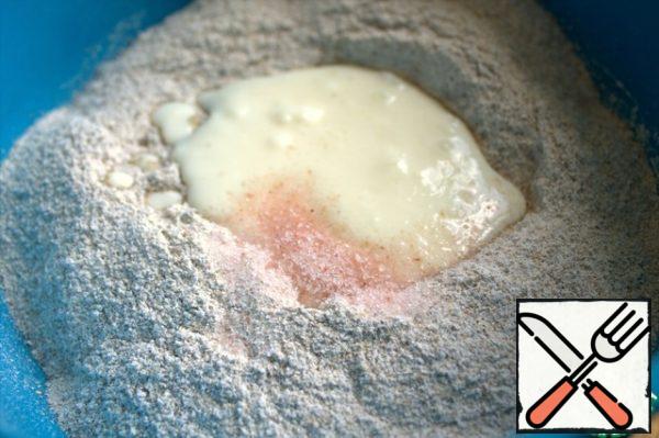 For the dough, pour kefir with salt into the flour.