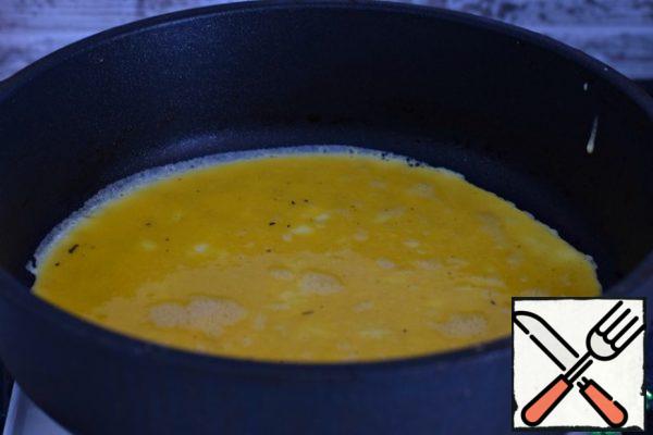 In a frying pan, heat the vegetable oil well, pour the egg mixture into the pan and fry the pancake.
