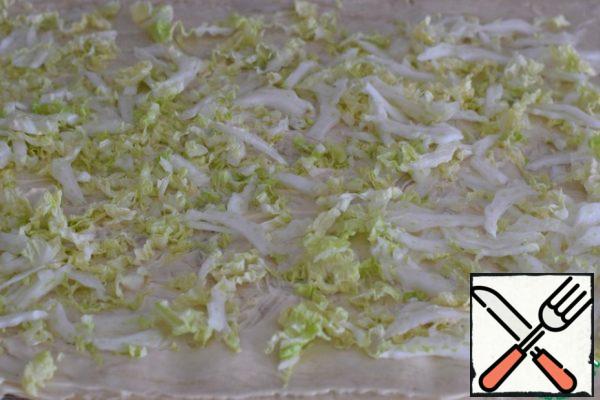 Spread the Peking cabbage on the mayonnaise, chopped into strips. Pekinka can be replaced with young cabbage. It also works great.