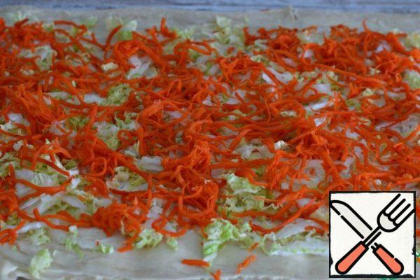 Spread the Korean-style carrots evenly over the cabbage.