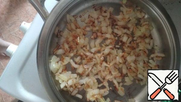 The onion was cleaned and finely chopped, fried for a couple of minutes in vegetable oil, until transparent.