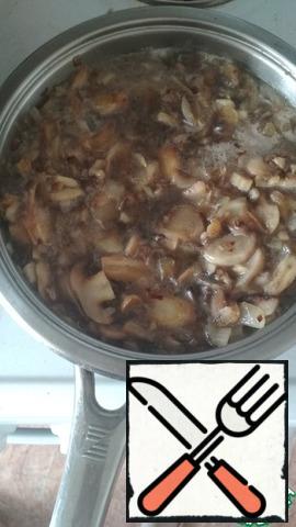 Add frozen mushrooms to the onion and simmer over high heat until most of the water evaporates (7-10 minutes). I put the onion and mushrooms on a plate and set them aside for now.