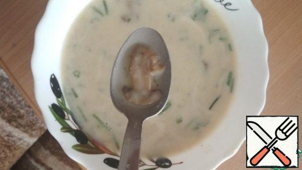 Added greens, and remaining pieces of mushrooms.
We wait for 5 minutes, and arm ourselves with a spoon)