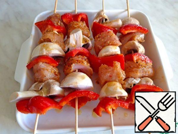Assemble the skewers: skewer a piece of meat, a piece of pepper and half a mushroom, then-in the same order.