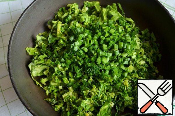 At this time, prepare the filling, wash the greens, dry and chop finely. Heat 1 tbsp of butter and lightly fry the greens.