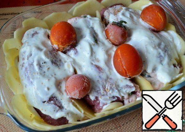 Grease with sour cream, spread out the cherry, pour in 50 ml. boiling water.
Place in the oven and bake for 25 minutes at 200 degrees.