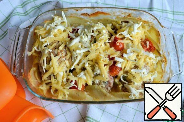 After 25 minutes, sprinkle with cheese, bake for another 10 minutes at 220-240 degrees, preferably under the grill.