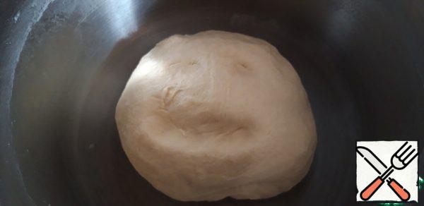 Prepare your favorite dumpling dough, I prepared a recipe from the site, I will give you a link below, I recommend it!I needed for the recipe 1 egg, 200 ml of ice water, 400 grams of flour. Cover with a towel and leave aside for half an hour.