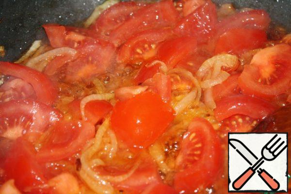 Add the tomatoes and fry together until the tomatoes are softened.
Add garlic, chili, black pepper and salt to taste.
Also add finely chopped parsley or coriander.