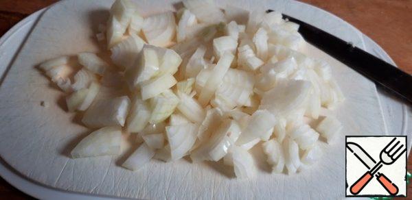 While the dough is resting, cut the onion, not very finely.