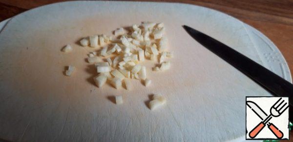 Cut 1-2 garlic cloves into small pieces.