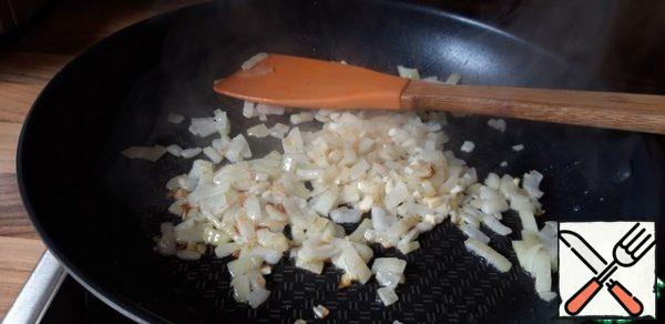 Pour 1 tablespoon of olive oil into a frying pan, fry the onion, add the garlic, and fry for one minute.