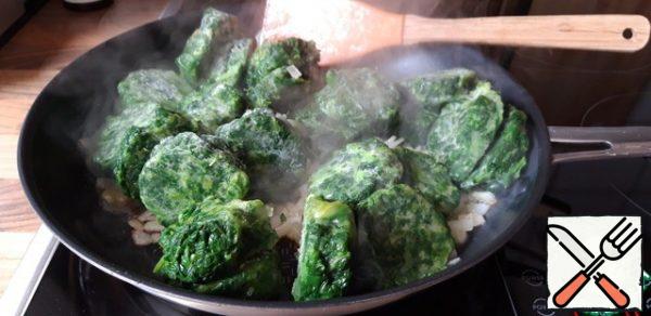 Add the frozen spinach and simmer until defrosting.