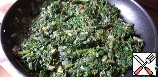 Add salt and pepper to the spinach and add a pinch of nutmeg powder. Set aside.