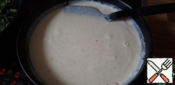 Add 700 grams of cream ( you can replace it with milk, but it tastes better with cream). Constantly stirring, allow to boil, cook for one minute. Season with salt and pepper and add a pinch of nutmeg. Set aside.