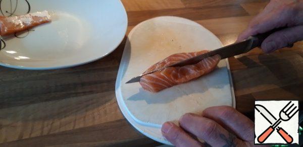 Cut the salmon fillet into small strips with a thickness of about 1 cm, you can cut it into cubes ( optional). My husband helped me here.