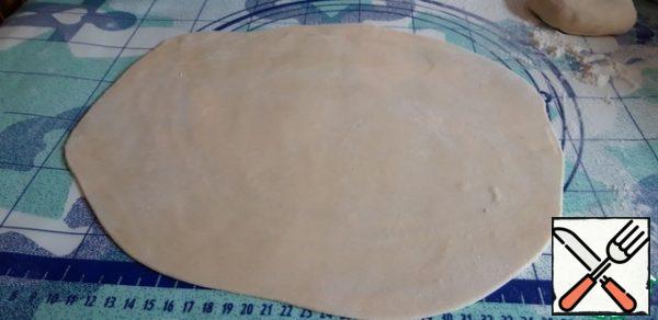 The dough is rested, roll out not very thin, just like store-bought leaves.