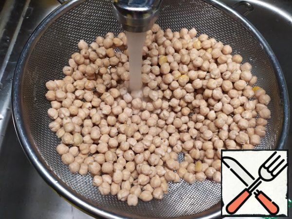 Wash the chickpeas and soak them overnight. In the morning, we will salt the water and soak it in new water for another couple of hours. After that, replace the water again, put it on the fire and add soda.