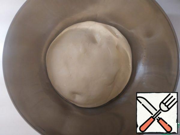 While working, time flies quickly. An hour has passed and the dough has arrived. It should have doubled in size.