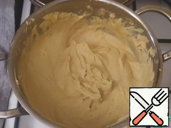 Next, we grind, add water from under the chickpea, again grind and so on in a circle until we reach the consistency of the final product.