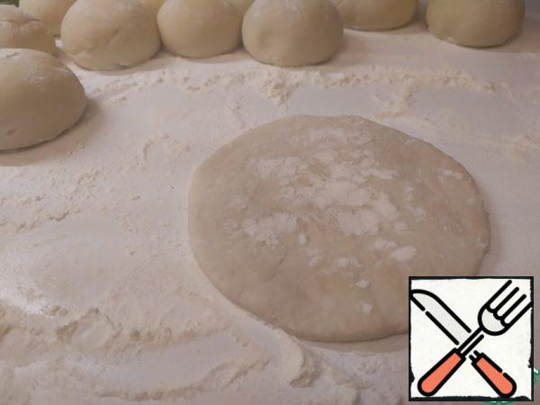 Hummus is ready. Back to the pitas. We will make from the circles of tortillas 15 centimeters in diameter. 